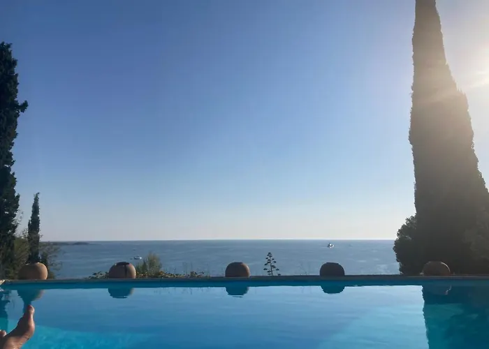 With Private Pool & Boules Court Bandol