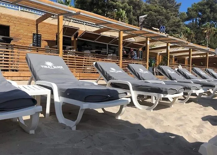 With Private Pool & Boules Court Ferienhaus
